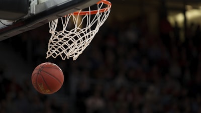 NBA篮球赛事直播画面 - 洛杉矶湖人队对阵金州勇士队比赛现场