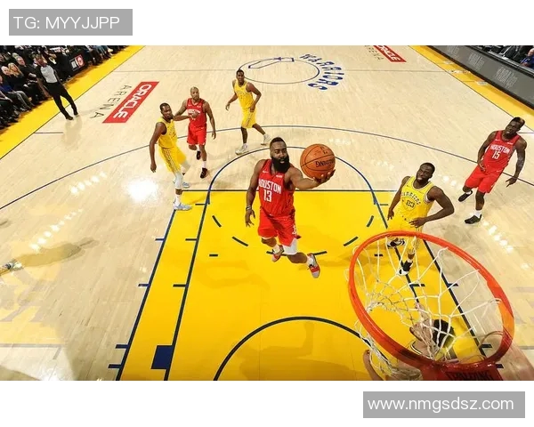 凯尔登18+10末节连得7分,关键三分率队客场逆转取胜